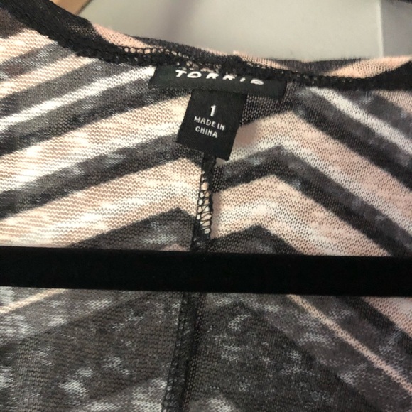 Torrid size 1 chevron short sleeve cardigan - Picture 4 of 6
